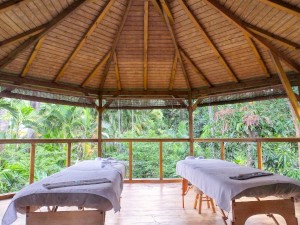 La salle de massage, complètement ouverte sur le jardin tropical